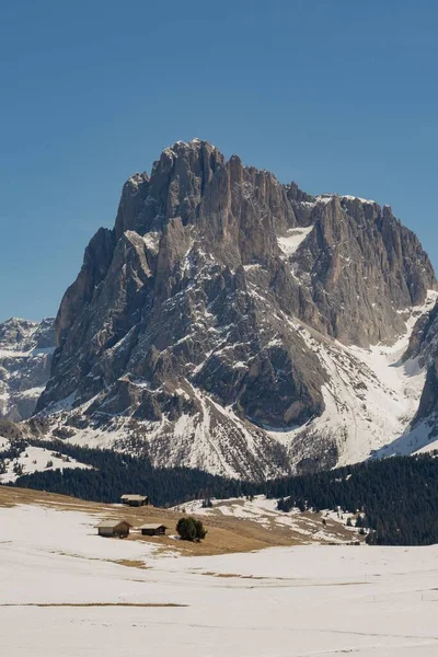 Naturskön Utsikt Över Idylliska Dolomiter Bergslandskap Med Traditionella Trästugor Alpe — Stockfoto