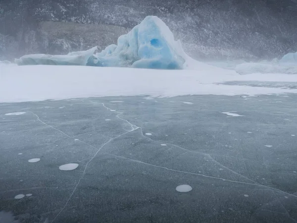 Primer Plano Hermoso Lago Congelado Cubierto Nieve Durante Invierno — Foto de Stock