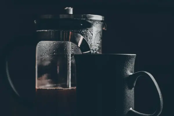 Close Café Imprensa Francesa Uma Caneca Isolada Fundo Preto — Fotografia de Stock