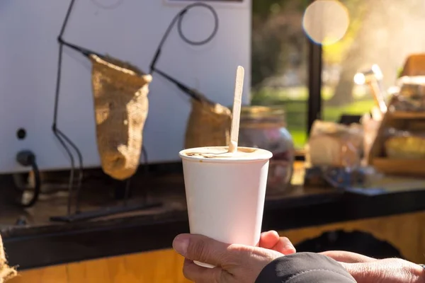 Closeup Shot Male Worker Serving Fresh Coffee Paper Cup — Stock Photo, Image