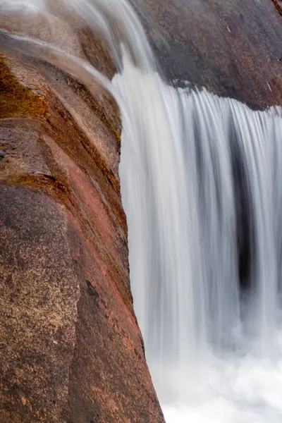 Pionowe Ujęcie Malowniczego Wodospadu Spływającego Czerwonym Kamieniem — Zdjęcie stockowe