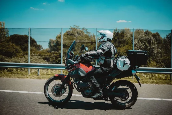 Otobanda Motosiklet Süren Spor Giyimli Bir Yarışçı — Stok fotoğraf