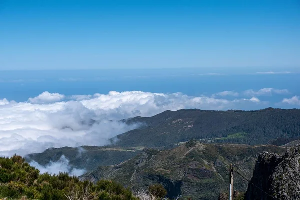 Portekiz Madeira Üzerinde Yeşil Ormanlar Beyaz Bulutlar Bulunan Kayalık Dağların — Stok fotoğraf