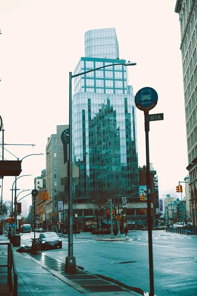 Eine Vertikale Aufnahme Eines Modernen Glasgebäudes Regnerischen New York City — Stockfoto
