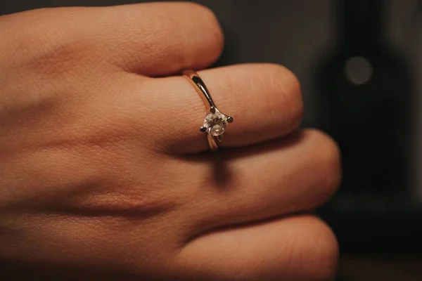指に婚約指輪のクローズアップショット — ストック写真