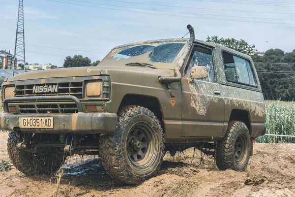 Bir Road Nissan Devriyesi Çamurda Koşan Klasik Araba — Stok fotoğraf