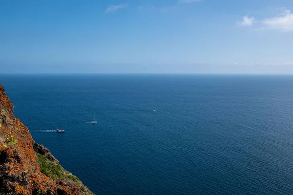 Vacker Utsikt Över Ett Lugnt Hav Med Den Klara Himlen — Stockfoto