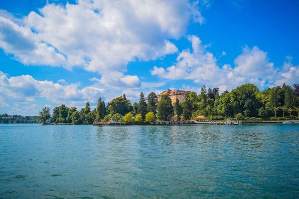Mainau Adası 'nın arka planında güneşli bir günde Almanya' da Constance Gölü 'nün güzel bir manzarası.