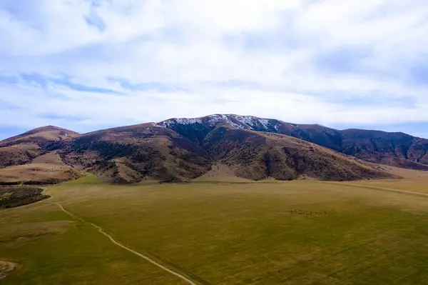 Piękny Widok Pola Górami Pod Błękitnym Zachmurzonym Niebem Armenii — Zdjęcie stockowe