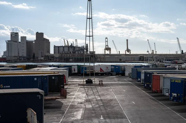 Puerto Barcelona Muelle Carga Descarga Con Camiones Contenedores Remolques —  Fotos de Stock