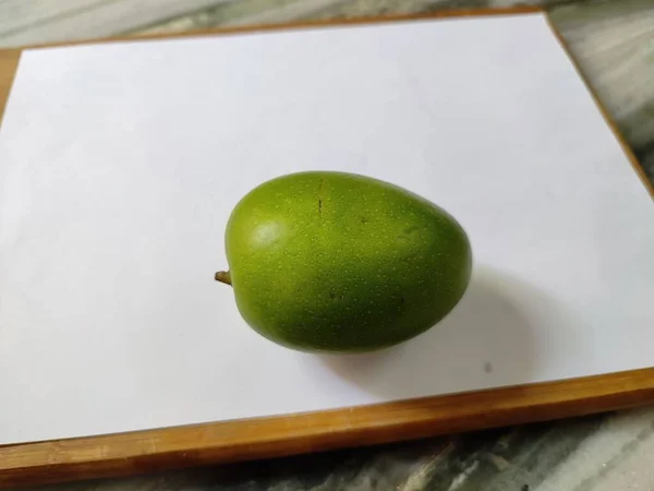 Mangue Verte Non Mûre Sur Planche Découper — Photo