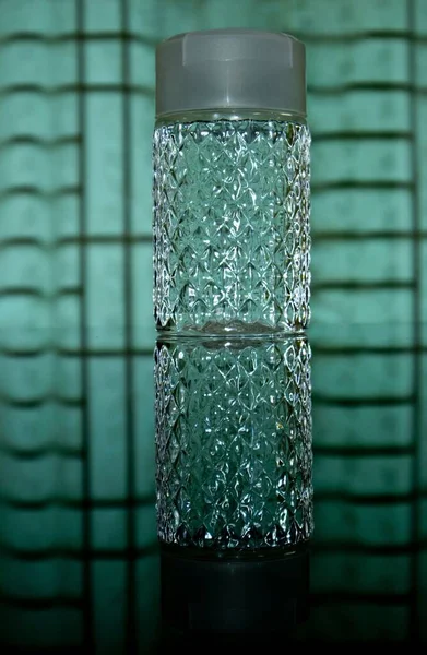 Декоративная Бутылка Воды Столе Перед Окном — стоковое фото
