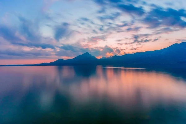Красивый Вид Озеро Гарда Время Розового Заката Италии — стоковое фото
