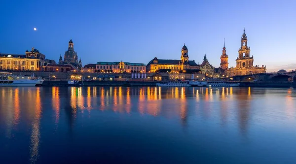 Eine Schöne Aufnahme Der Beleuchteten Dresdner Skyline Abend Wassernähe — Stockfoto
