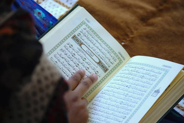 Zbliżenie Dziewczyny Czytającej Surah Yaseen Praing Mate Świętego Koranu — Zdjęcie stockowe