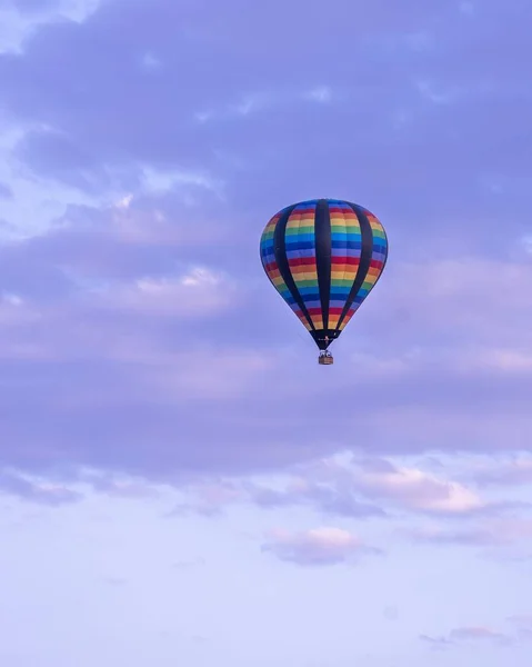 Вертикальный Снимок Красочного Воздушного Шара Небе — стоковое фото
