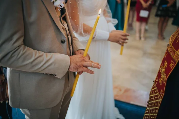 Наречений Наречена Тримають Свічки Церкві Під Час Церемонії Одруження — стокове фото