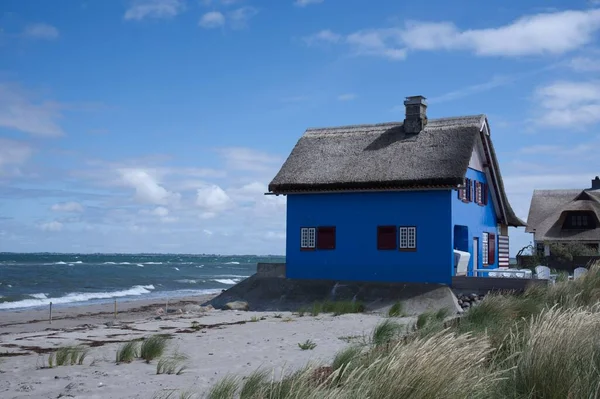 Ein Kleines Blaues Strandhaus Ufernähe Einem Sonnigen Tag — Stockfoto