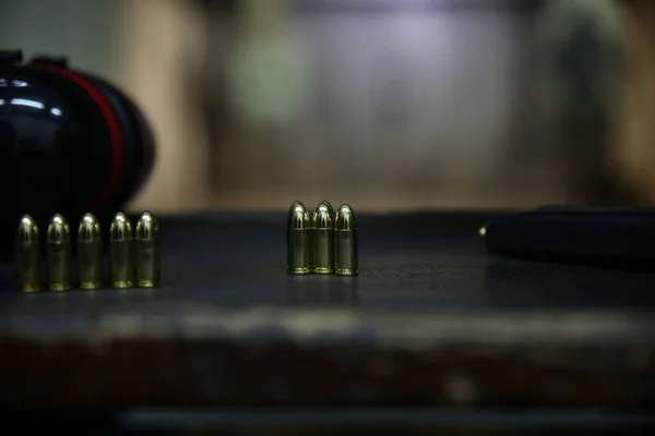Tabanca Mermileri Silah Şarjörü Kapalı Bir Atış Kulübünde Kulak Koruması — Stok fotoğraf