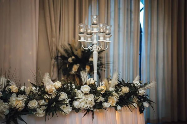 Egy Közeli Kép Egy Esküvői Asztalról Fehér Rózsákkal Díszítve — Stock Fotó