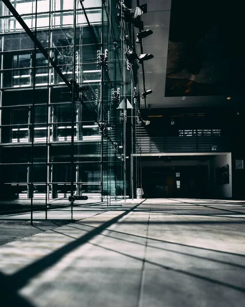 Tiro Edifício Com Janelas Vidro — Fotografia de Stock