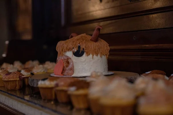 Gâteau Vache Avec Des Muffins Sur Bureau — Photo