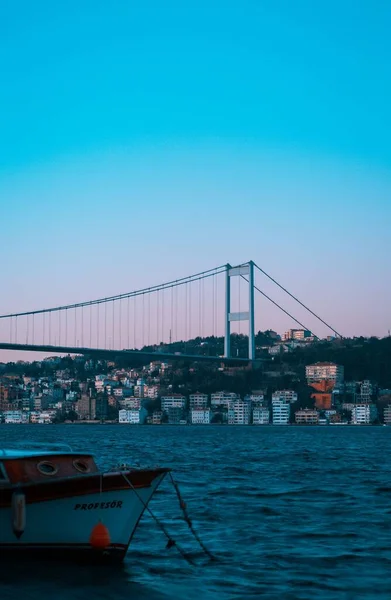 土耳其伊斯坦布尔博斯普鲁斯桥日落时的垂直截图 — 图库照片