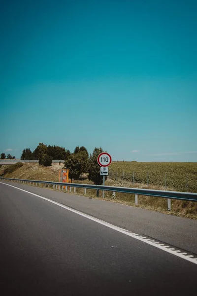 Eine Vertikale Aufnahme Eines Geländers Und Eines Kreisrunden Warnschildes Der — Stockfoto