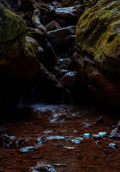 岩の間を流れる水の垂直ショット — ストック写真