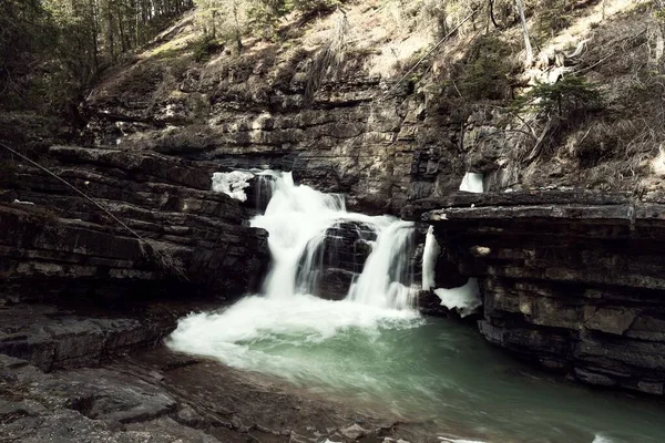 Egy Gyönyörű Függőleges Lövés Egy Vízesésről Szikla Közepéről Banff Kanadában — Stock Fotó