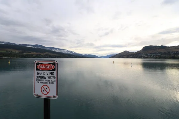 Μια Προειδοποιητική Πινακίδα Που Απαγορεύει Καταδύσεις Λόγω Ρηχών Υδάτων Κάτω — Φωτογραφία Αρχείου