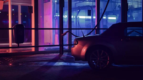 Srebrny Mazda Mx5 Miata Nocą Przed Czerwono Niebieską Podświetlaną Myjnią — Zdjęcie stockowe