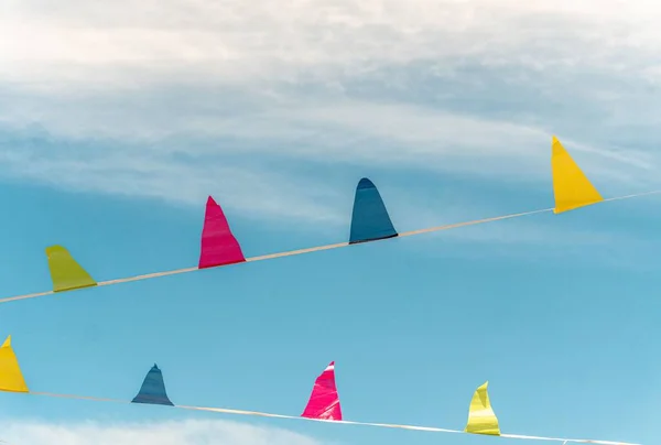 Närbild Skott Färgglad Triangulär Flaggor Med Bakgrund Klarblå Himmel Med — Stockfoto