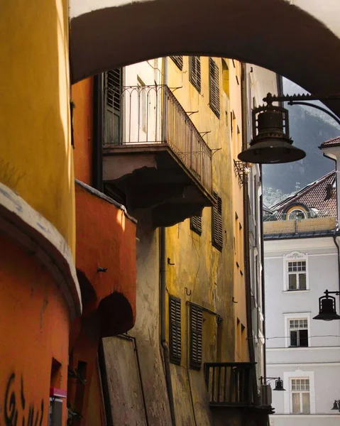 Úzká Ulička Starém Italském Městě Krásným Světlem — Stock fotografie