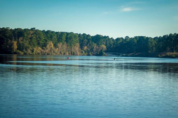 テキサス州ハンツビルの緑の森に対するレイヴン湖のボートの景色 — ストック写真
