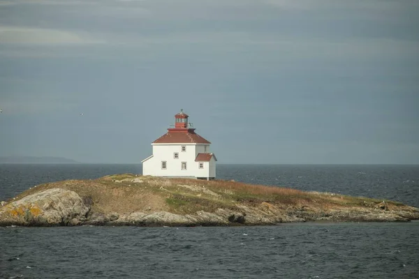 Ein Leuchtturm Auf Einer Insel Mit Großen Wellen Meer — Stockfoto