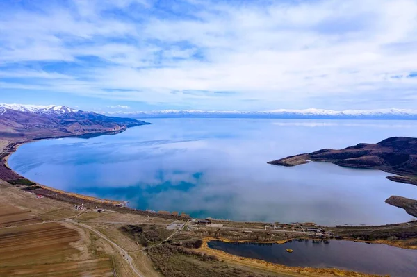 アルメニアの丘のあるセヴァン湖の美しい景色 — ストック写真