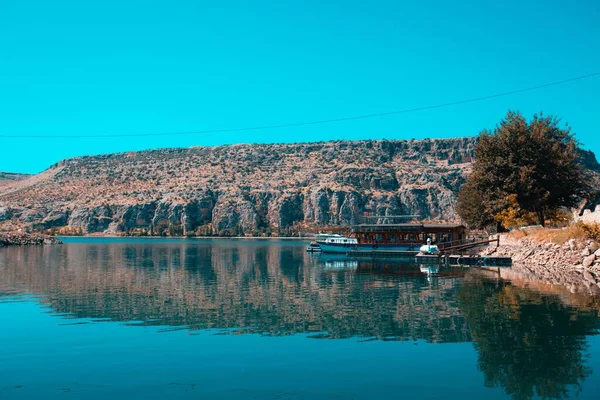 Tükörképe Egy Hegy Egy Folyóban Egy Hajó Sanliurfa Törökország — Stock Fotó