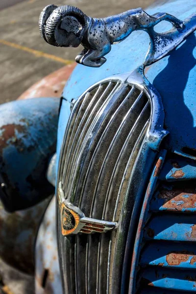 Tiro Vertical Uma Grelha Frontal Carro Abandonado — Fotografia de Stock