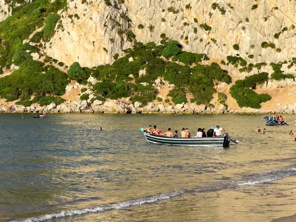 Grupo Pessoas Desfrutando Suas Férias Verão Praia — Fotografia de Stock