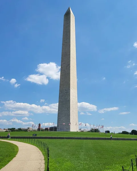 Eine Vertikale Aufnahme Des Washington Denkmals Von Der Seite Des — Stockfoto