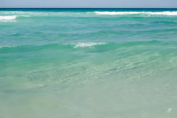 Tropikal Sahilde Temiz Sığ Deniz Suyu Dalgalar Kumda Kırılır — Stok fotoğraf