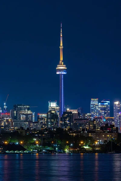 Vertikal Bild Ontario Lake Med Tower Och Skyskrapor Natten — Stockfoto