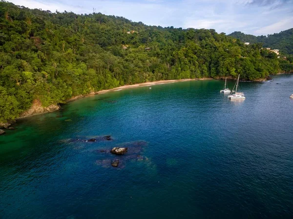Yates Anclaje Bahía Del Caribe Con Playa Bosque Fondo Esta — Foto de Stock