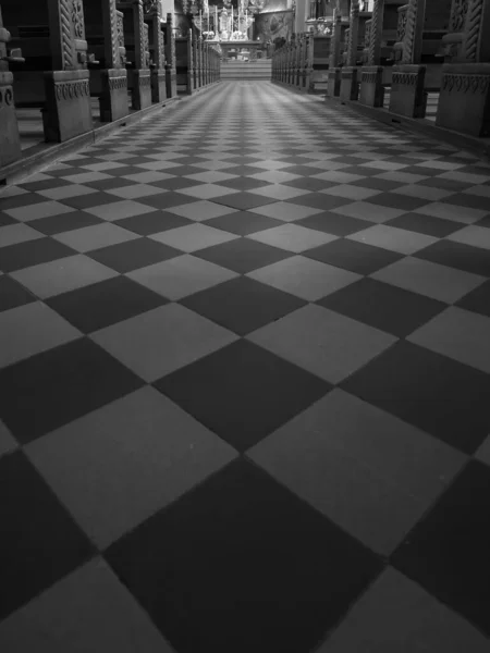黒と白のタイルと教会の床の素敵な写真 — ストック写真
