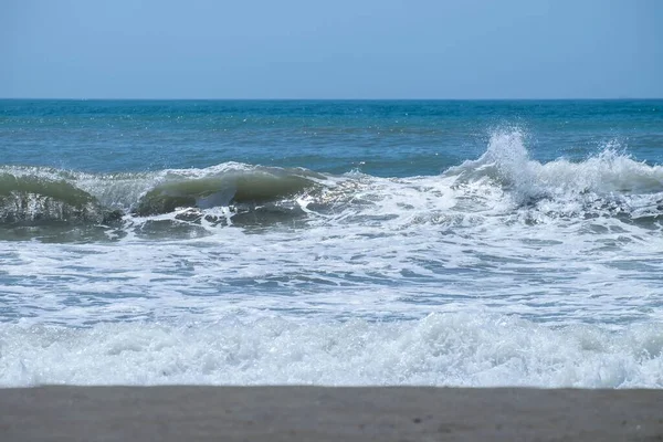 Океанские Волны Разбиваются Песчаном Пляже Морские Волны Разбиваются Берегу Природный — стоковое фото