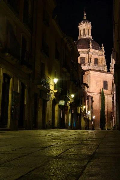 Uma Vista Baixo Ângulo Edifício Moderno Noite Salamanca Espanha — Fotografia de Stock