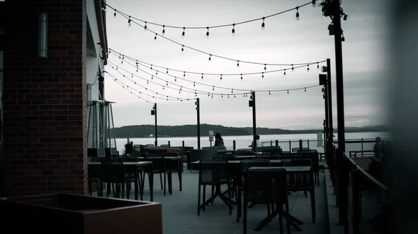 Una Hermosa Vista Café Con Bombillas Mesas Colgantes —  Fotos de Stock