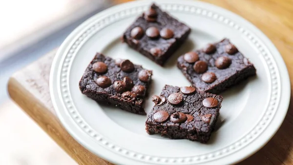 Eine Nahaufnahme Von Hausgemachten Leckeren Brownies Mit Schokoladenchips Auf Einem — Stockfoto