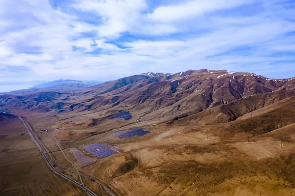 Uma Vista Aérea Belas Montanhas Sob Céu Azul Nublado Armênia — Fotografia de Stock